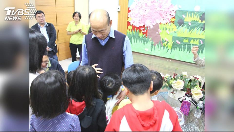 韓國瑜前日「一日兩哭」，尤其在兒童之家更是對孩子疼惜不已。圖／TVBS