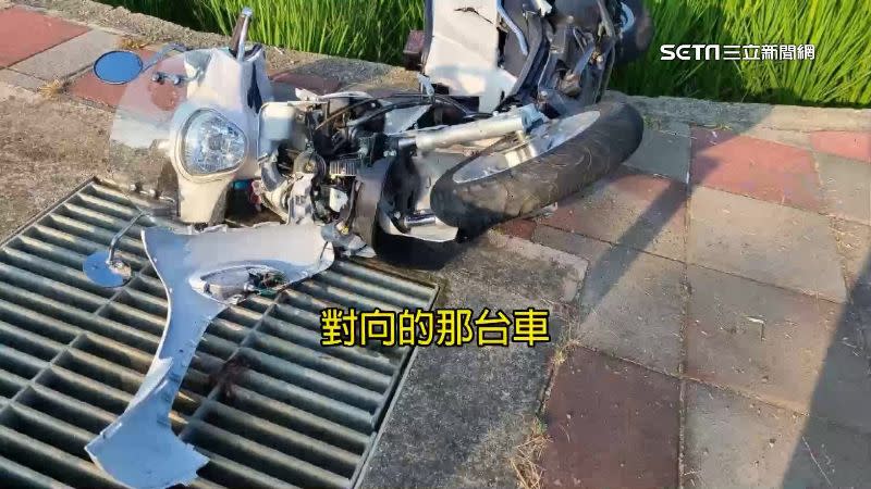 機車被撞得支離破碎。