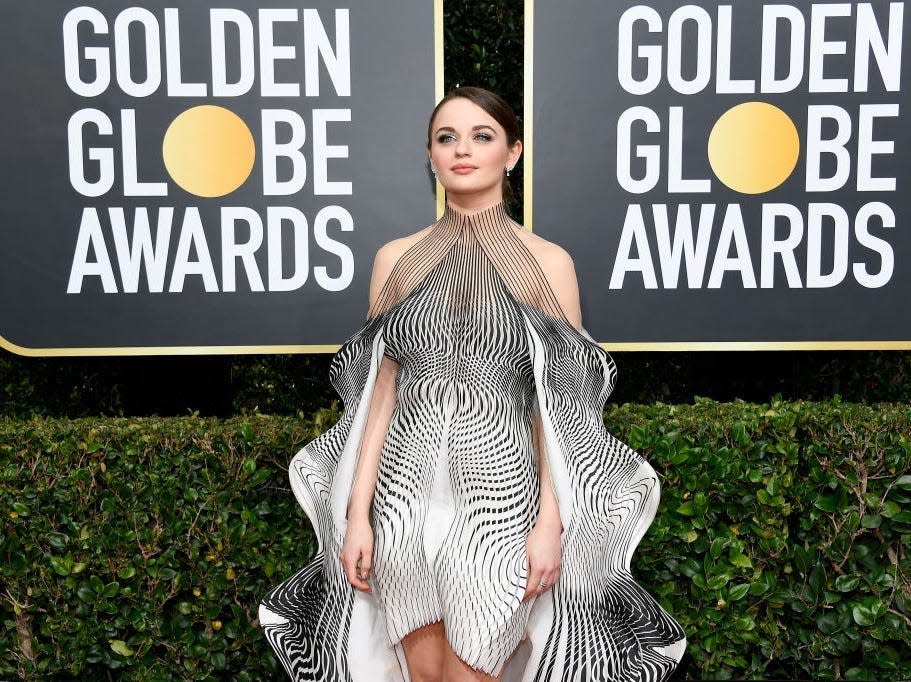 joey king golden globes 2020 optical illusion