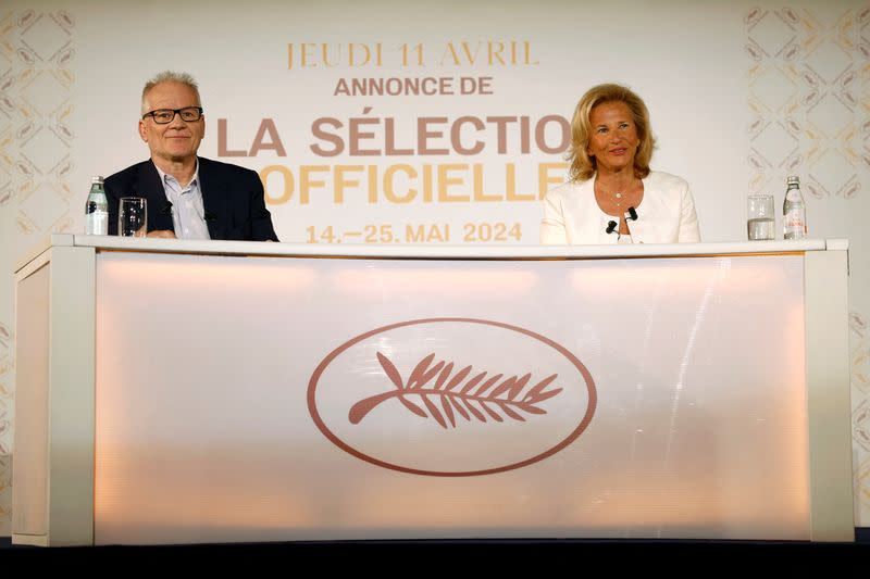 El delegado general del Festival de Cannes, Thierry Fremaux, y la presidenta del Festival de Cannes, Iris Knobloch, en la selección oficial de la 77ª edición del Festival Internacional de Cine de Cannes en París, Francia