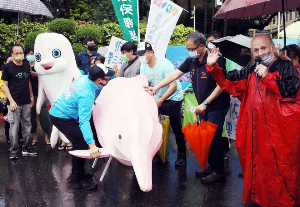 多個公民團體八日上午在行政院門口前舉行海洋日聯合記者會，要求行政院應盡速提出海洋保育法、海域管理法和海洋產業發展條例草案，送交立法院審議，並送上道具海豚給行政院。（中央社）