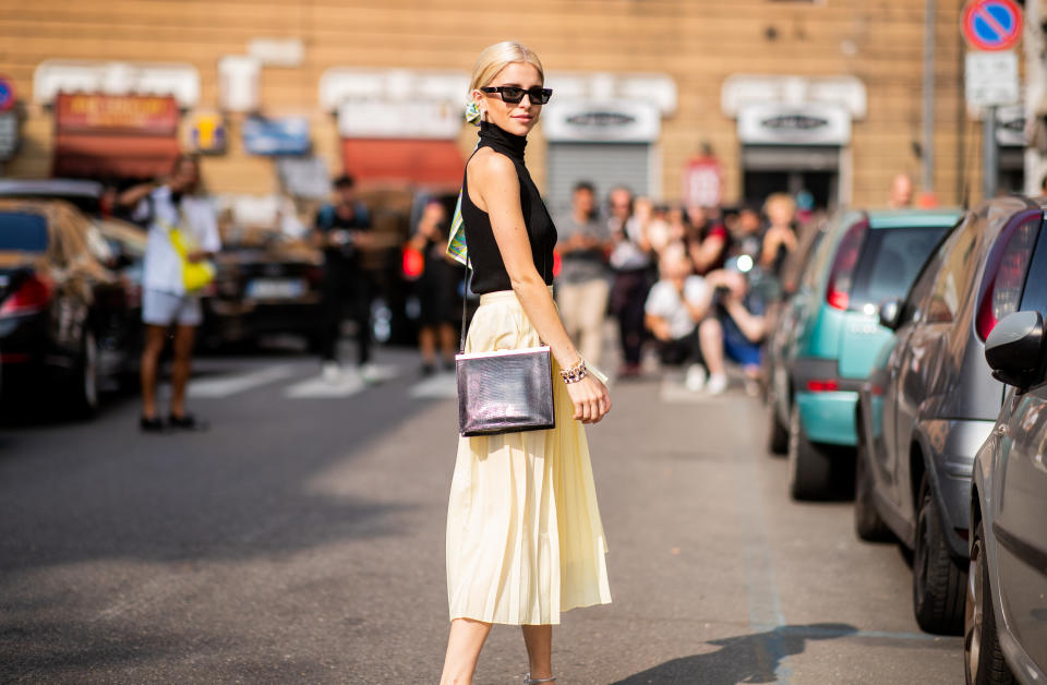 Los estilismos de Caroline Daur son toda una inspiración y el que escogió el 19 de septiembre de 2018 no podía faltar en nuestra selección. ¿Falda plisada y top con cuello halter? ¡Qué buena idea! (Foto: Christian Vierig / Getty Images)