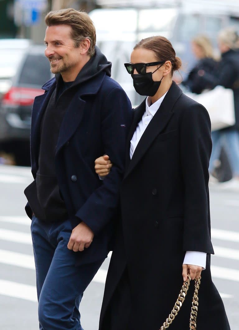 Irina Shayk y Bradley Cooper paseando por la Gran Manzana en noviembre de 2021 (Grosby Group/)