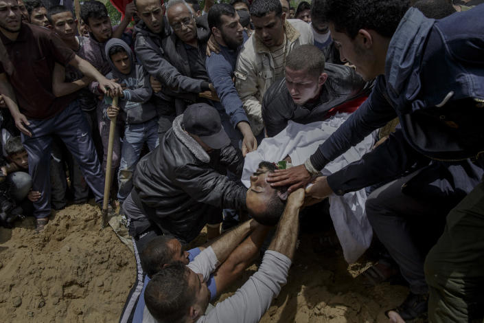 <p>The last farewell to the Palestinian photographer Ahmad Abu Hussein before being buried at Gaza City’s cementery on April 26, 2018. Ahmad Abu Hussein was shot by Israeli forces while he was covering the “Great March of Return” protests along the border with Israel. (Photo: Fabio Bucciarelli for Yahoo News) </p>