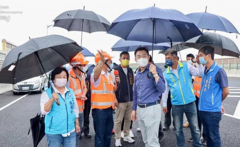 國道四號豐勢交流道東向匝道將於三十日通車，立委江啟臣昨日邀請交通部高速公路局、市府等單位人員會勘。（記者陳金龍攝）