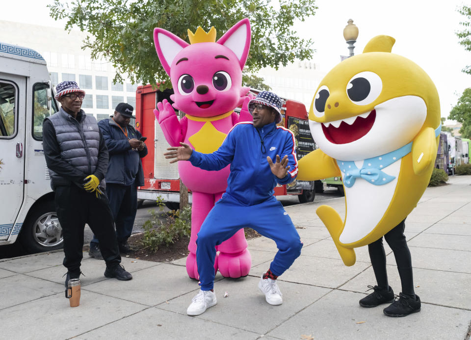 En esta fotografía del 25 de octubre de 2019 Pinkfong y Baby Shark animan a los admiradores de los Nacionales de Washington antes del tercer partido de la Serie Mundial. Los creadores del video viral "Baby Shark" cuya canción fue tocada en la Serie Mundial en octubre crearán una versión en idioma navajo de la canción. (Rodney Choice/AP Images for Pinkfong Baby Shark & WowWee)