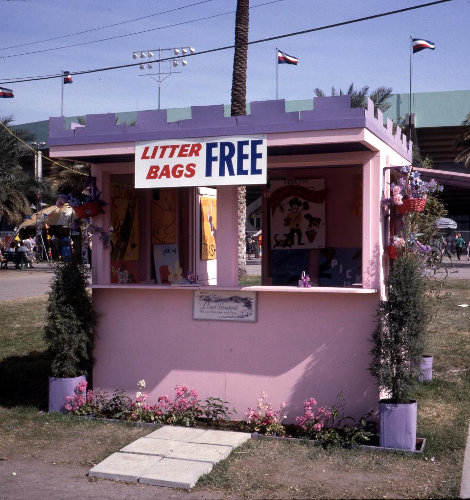 A pink Desert Beautiful stand offers free litter bags.
