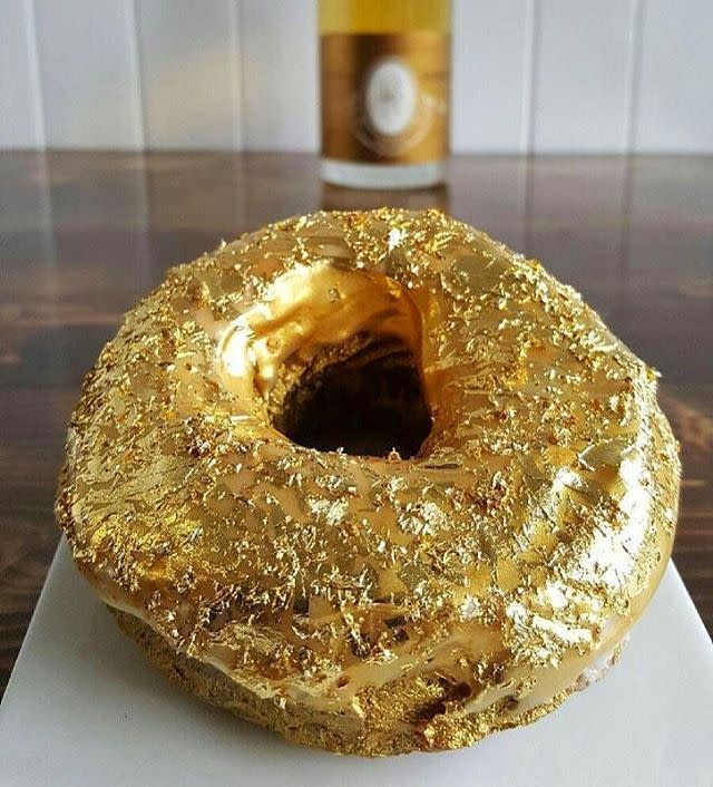 <p>Erst Anfang dieses Jahres machte ein Donut der besonderen Art von sich reden: In New York gibt es komplett vergoldete Exemplare zum Futtern. Kostenpunkt: umgerechnet schlappe 90 Euro. Doch nicht nur das Blattgold sorgt für den hohen Preis, sondern auch die Glasur aus Cristal-Champagner sowie die edle Champagnerfüllung. (Bild-Copyright: Instagram/manilasocialclub) </p>