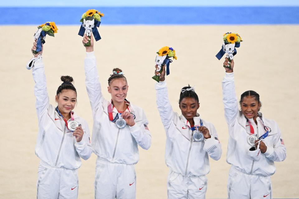 Jordan Chiles, Simone Biles, Grace McCallum y Sunisa Lee del equipo de EEUU tras ganar la medalla de plata. (Photo by MARTIN BUREAU/AFP via Getty Images)