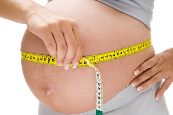 La obesidad en el embarazo podría hacer que tu bebé crezca demasiado. Foto: JoKMedia/Getty Images