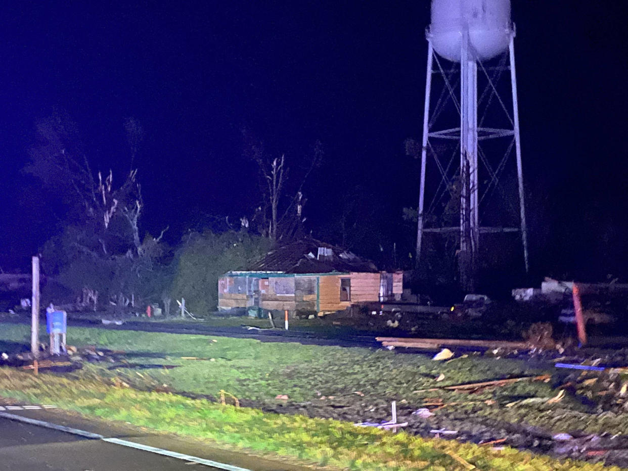 Au moins 23 personnes ont été tuées lors du passage dans la nuit de vendredi à samedi 25 mars d’une tornade et d’orages dans le Mississippi. (Photo : maison endommagée près de Silver City, Mississippi, le 25 mars 2023)