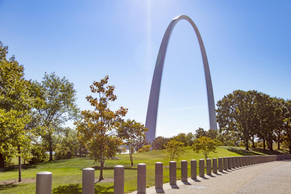 A sunny and clear sky lights up the Gateway Arch.