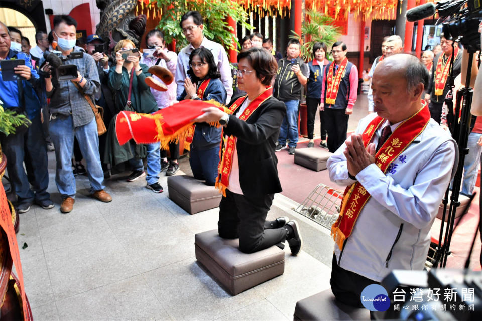 縣長王惠美向媽祖擲筊請示2024媽祖文化節舉辦日期。