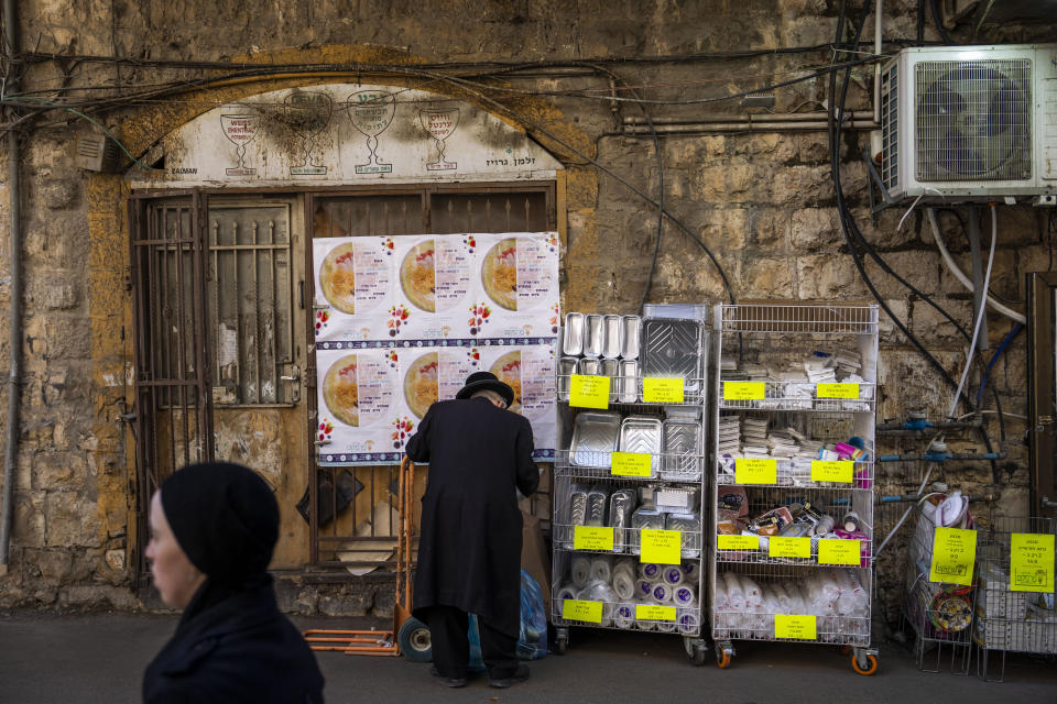 Un judío ultraortodoxo compra platos de plástico desechables en el vecindario Mea Shearim de Jerusalén, el viernes 20 de enero de 2023. Los judíos ultraortodoxos, que tienen familias numerosas y emplean una gran cantidad de cubiertos y vajilla desechable, dicen que el impuesto a los plásticos de un solo uso les señalaba de forma injusta. (AP Foto/Oded Balilty)