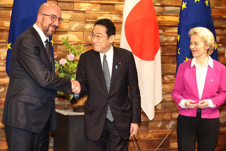 El presidente del Consejo Europeo, Charles Michel, el primer ministro japonés, Fumio Kishida, y la presidenta de la Comisión Europea, Ursula von der Leyen, antes de sus conversaciones en la residencia oficial del primer ministro en Tokio, el 12 de mayo de 2022. 