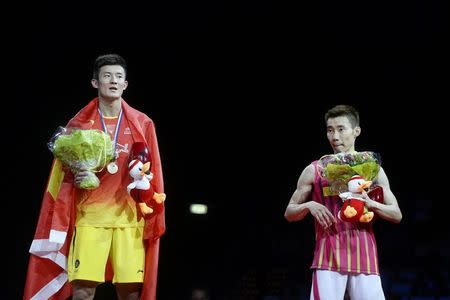 China's Chen Long (L) stands on the podium after winning the men's singles final against Malaysia's Lee Chong Wei at the Badminton World Championship in Copenhagen August 31, 2014. REUTERS/Liselotte Sabroe/Scanpix Denmark
