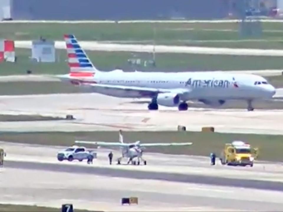 El pequeño avión aterrizó en Palm Beach el martes (Jeff Chandler / WPBF-TV / Twitter)