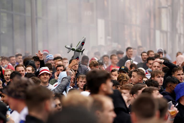 Fanáticos ingleses, con aviones de modelismo de la Segunda Guerra Mundial, se burlan de los alemanes en el estadio de Wembley