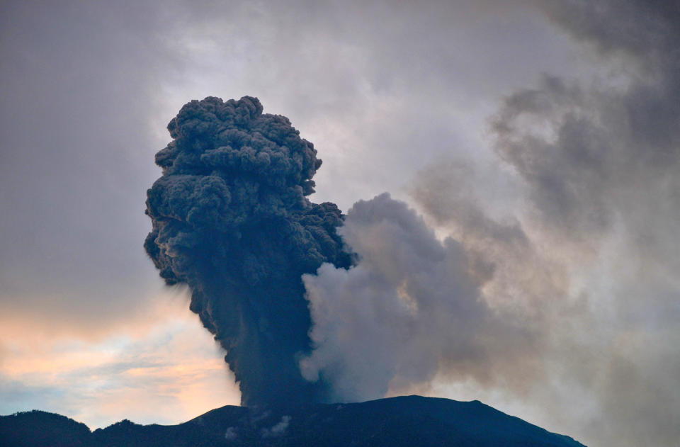 印尼地質機構表示，西蘇門答臘省馬拉畢火山（Marapi）發生致命爆發事件6周後，14日再度噴發，從火山口向天空噴射的火山灰高達1300公尺。（路透社）