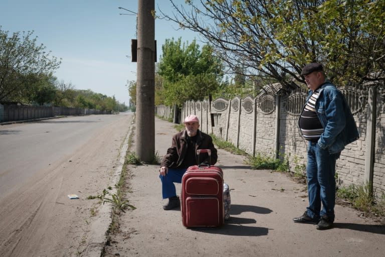 People trying to flee Severodonetsk and its sister city Lysychansk get their news by word of mouth because power and phone lines have been down for two weeks (AFP/Yasuyoshi CHIBA)