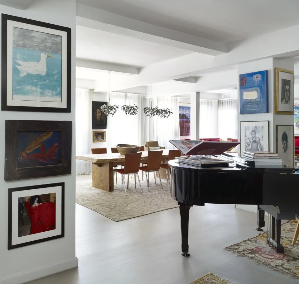 “I simply went to hold the hand of my friend Kay LeRoy and somehow ended up with a piano!” reflects hairdresser John Barrett, who acquired the instrument for his midtown Manhattan apartment during a furnishings auction at the original Tavern on the Green. Also pictured: a painting is by Eric Watson, a former employee of Barrett; a photograph of Keith Haring by Patrick McMullen; an etching by Lucian Freud; and a seagull painting by Elisabeth Frink.