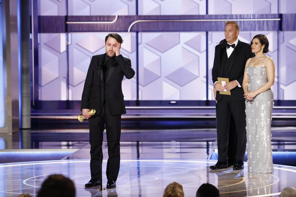 En esta imagen proporcionada por CBS, Kieran Culkin recibe el premio a mejor actor de una serie de drama por "Succession" en la 81a edición de los Globos de Oro el domingo 7 de enero de 2024, en el Hotel Beverly Hilton en Beverly Hills, California. (Sonja Flemming/CBS via AP)
