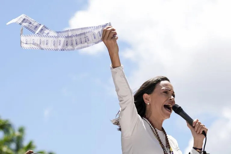 La líder opositora María Corina Machado, en la marcha en Caracas. (AP/Ariana Cubillos)