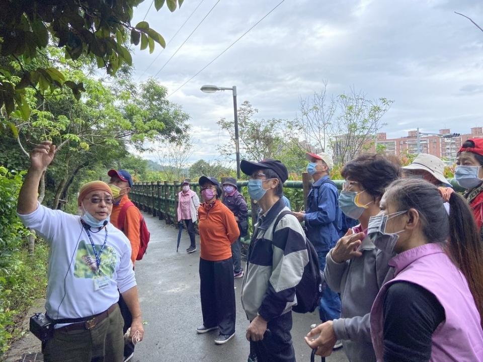 《圖說》頂欣社區發展協會監事許慈創（左1）向家庭志工導覽大安圳賞蝶步道的生態。〈社會局提供〉