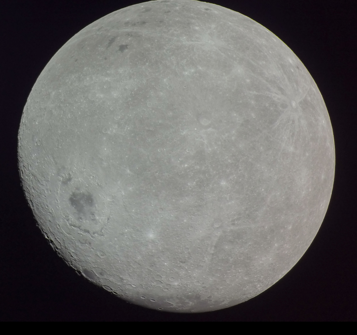 Fotografía de la cara oculta de la Luna, en la que son visibles el Mare Orientale (centro izquierda) y el mare del cráter Apollo (arriba izquierda), tomada por la nave espacial Orión durante la misión Artemis 1 <a href="https://en.wikipedia.org/wiki/Far_side_of_the_Moon#/media/File:Far_side_of_the_Moon.png" rel="nofollow noopener" target="_blank" data-ylk="slk:Wikimedia Commons / NASA;elm:context_link;itc:0;sec:content-canvas" class="link ">Wikimedia Commons / NASA</a>