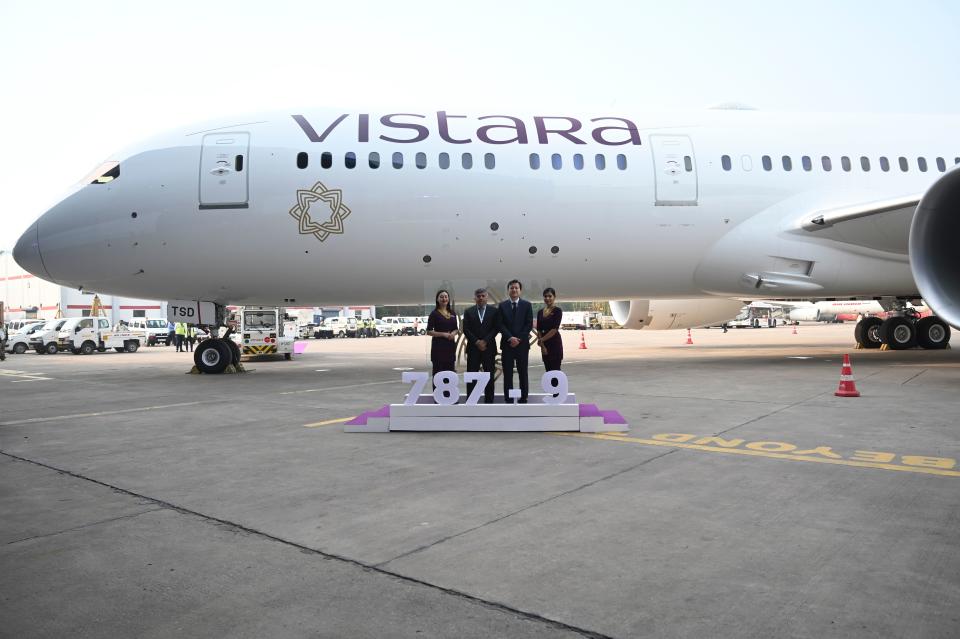 Chairman TATA SIA Airlines Limited, Bhaskar Bhat (2L) and Chief Executive Officer TATA SIA Airlines limited, Leslie Thng (2R) pose for pictures at an event to unveil Vistara's new Boeing 787-9 Dreamliner aircraft in New Delhi on March 2, 2020. (Photo by Money SHARMA / AFP) (Photo by MONEY SHARMA/AFP via Getty Images)