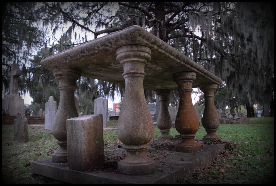 With its shaded lanes and palpable sense of history, Cedar Grove Cemetery serves as a peaceful sanctuary for both the living and the dead.