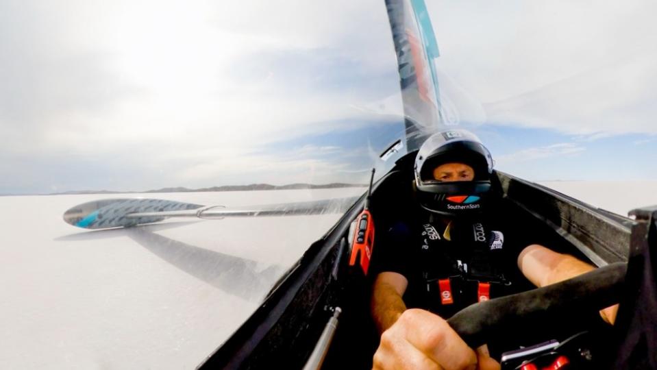 The New Zealand America's Cup team broke the wind-powered sailing record on its land yacht Horonuku on Australia's Lake Gairdner. 