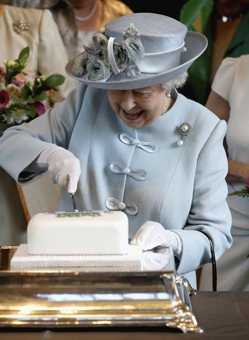 Britain's Queen Elizabeth cuts a Women's Institute Celebrating 100 Years cake at the Royal Albert Hall in London on June 4, 2015. (This is not the&nbsp;chocolate biscuit cake).&nbsp; (Photo: REUTERS/Chris Jackson/pool)