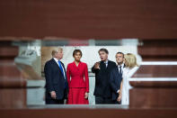 <p>El presidente Donald Trump y la primera dama Melania Trump, el presidente francés Emmanuel Macron y su esposa Brigitte Macron con el Director del Museo de la Armada, David Guillet. (Foto: Carolyn Kaster/Pool/Reuters) </p>