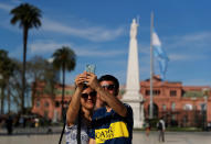 <p>Una pareja se toma una foto frente a la Casa Rosada en Buenos Aires, Argentina. REUTERS/Marcos Brindicci </p>