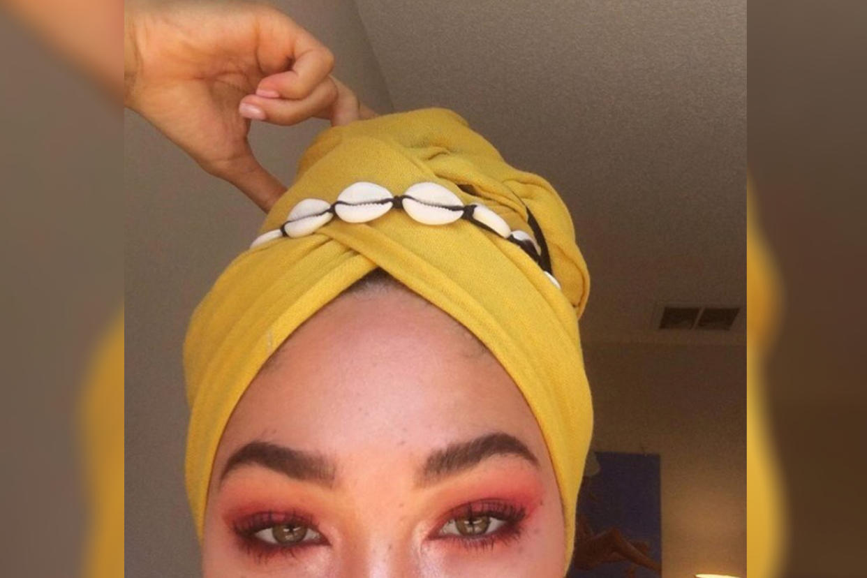 A woman shows creative ways to sport a hijab. (Photo: Twitter/sumaiyuh)