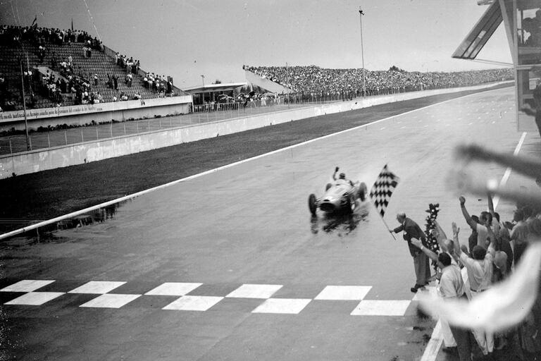 Primera victoria de Juan Manuel Fangio en el Gran Premio de Argentina de la Fórmula 1, el 17 de enero de 1954.