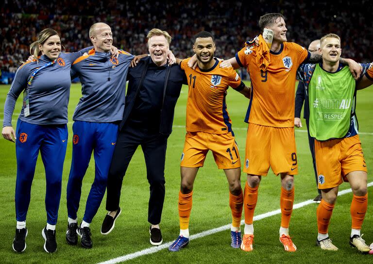 Sonríe Koeman, con Cody Gakpo, Wout Weghorst y Matthijs de Ligt, en una suerte de baile luego de dejar en el camino a Turquía