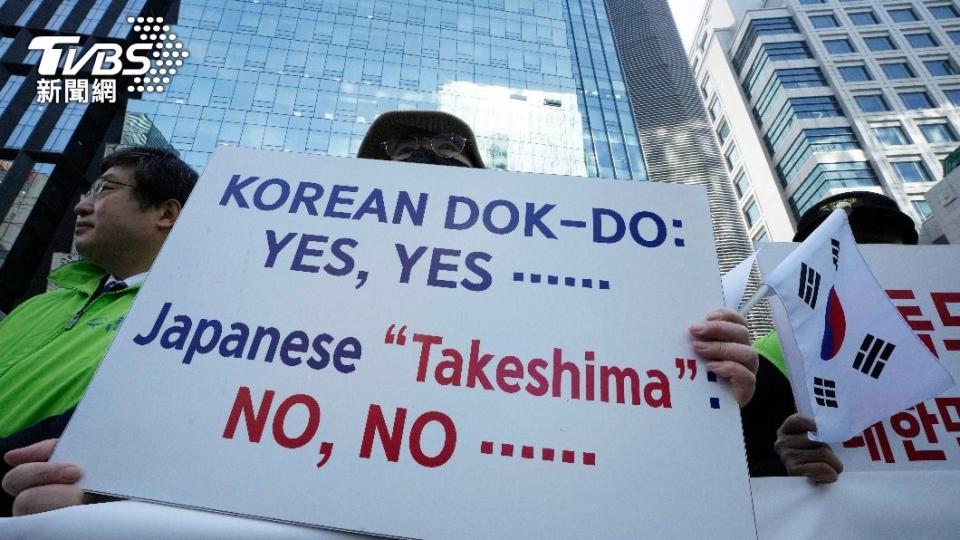 今年2月，有南韓民眾在日本駐南韓首爾大使館附近抗議日本對「竹島（Takeshima）」的領土主張。（圖／達志影像美聯社）