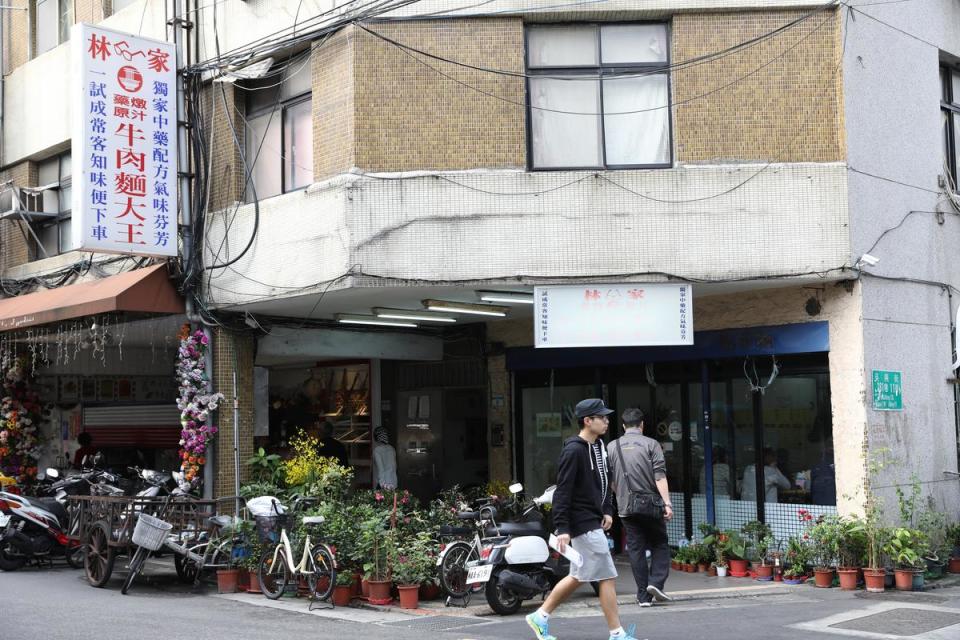 「林家藥燉原汁牛肉麵大王」在小吃聚集的台北吳興街商圈，一開就是幾十年。