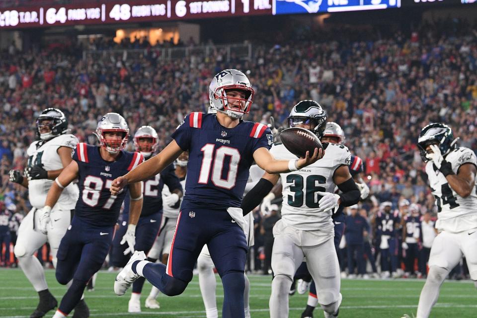 Patriots quarterback Drake Maye (10) scores a touchdown in the first half against the Philadelphia Eagles on Thursday night.