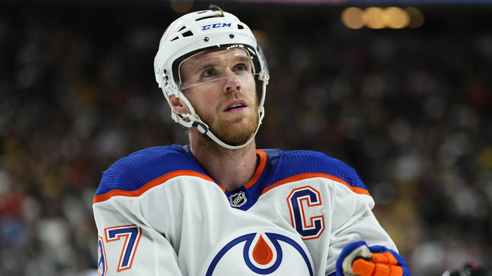 Gwiazda Oilers, Connor McDavid, wygrał Hart Trophy NHL w zeszłym sezonie.  (Zdjęcie: Jeff Butari/NHLI za pośrednictwem Getty Images)