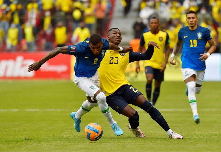 El brasileño Emerson en un encuentro con el ecuatoriano Moisés Caicedo en el estadio de Rodrigo Paz Delgado de Quito, en el partido de clasificación para el Mundial de Qatar. Enero 27, Quito, Ecuador. Pool via REUTERS/Rodrigo Buendia