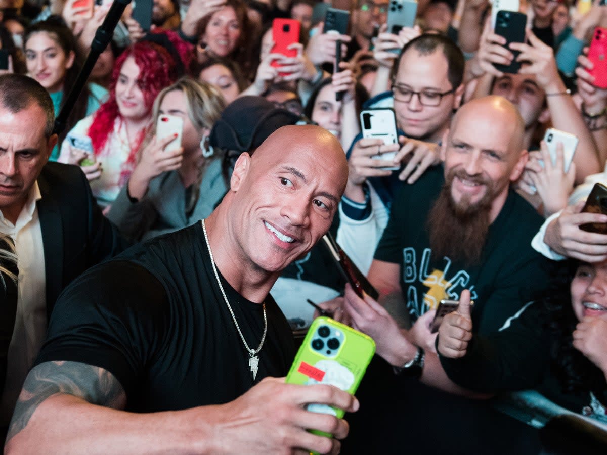 Dwayne “The Rock” Johnson posa con sus fans en el estreno de Black Adam en Madrid (Getty Images)