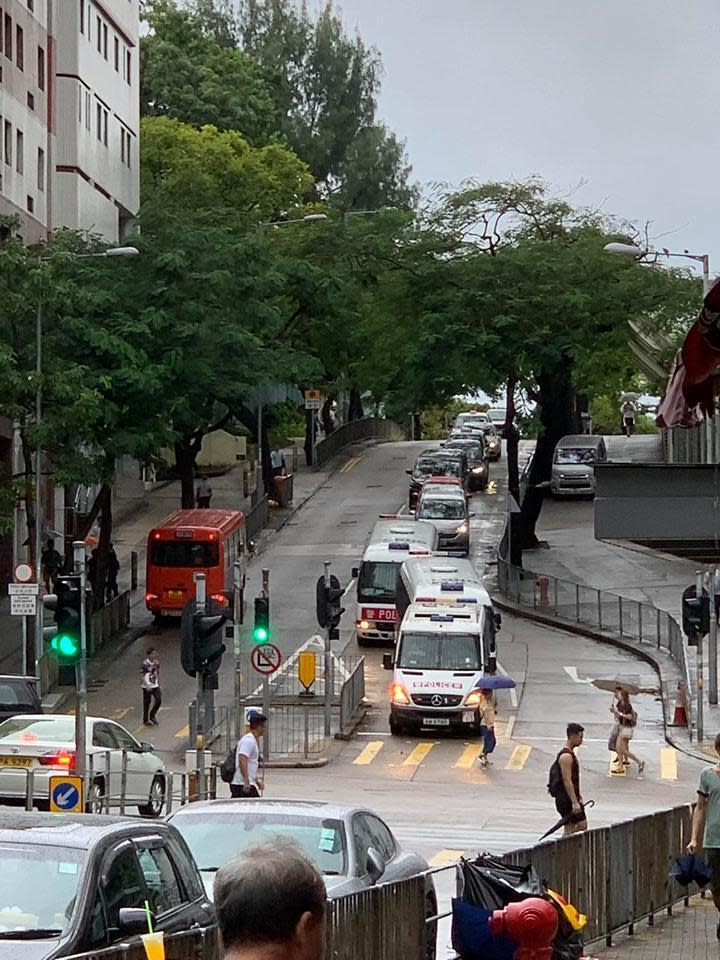 有網友表示，下午4時半警方又增派人手。（翻攝香港突發事故報料區臉書）