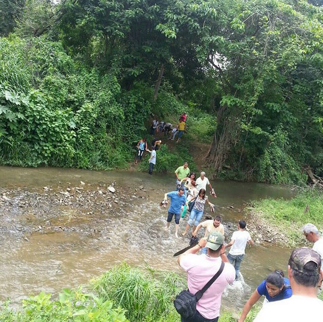 En el tercer día de la jornada para activar el referendo revocatorio, más de 300 personas cruzaron el río Caramacate del estado Aragua, y tuvieron que caminar durante horas para ratificar la voluntad (Foto Instagram @hcapriles).