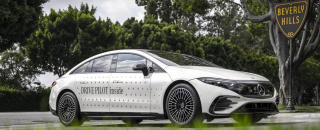 Avec son système permettant de lever les mains du volant, Mercedes veut  doubler Tesla sur les voitures autonomes - Le Parisien