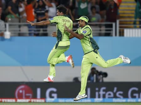 Pakistan's Sohail Khan (L) celebrates dismissing South Africa's AB de Villiers with Rahat Ali (R) during their Cricket World Cup match in Auckland, March 7, 2015. REUTERS/Nigel Marple