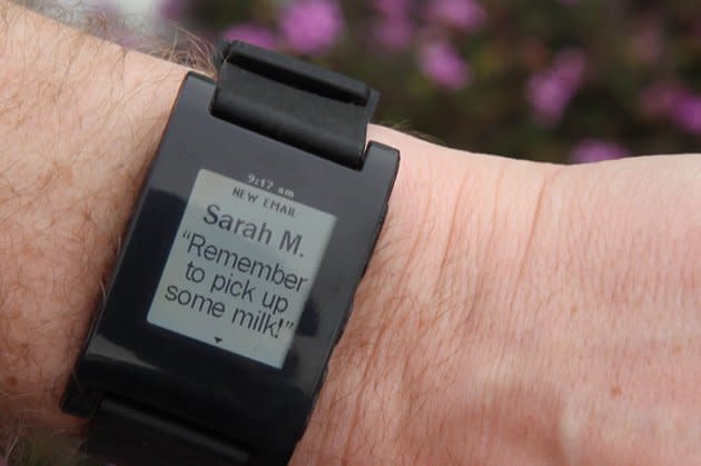 Emails checken, Fahrradcomputer und vieles mehr: E-Paper Watch von Pebble (Bild: PR)