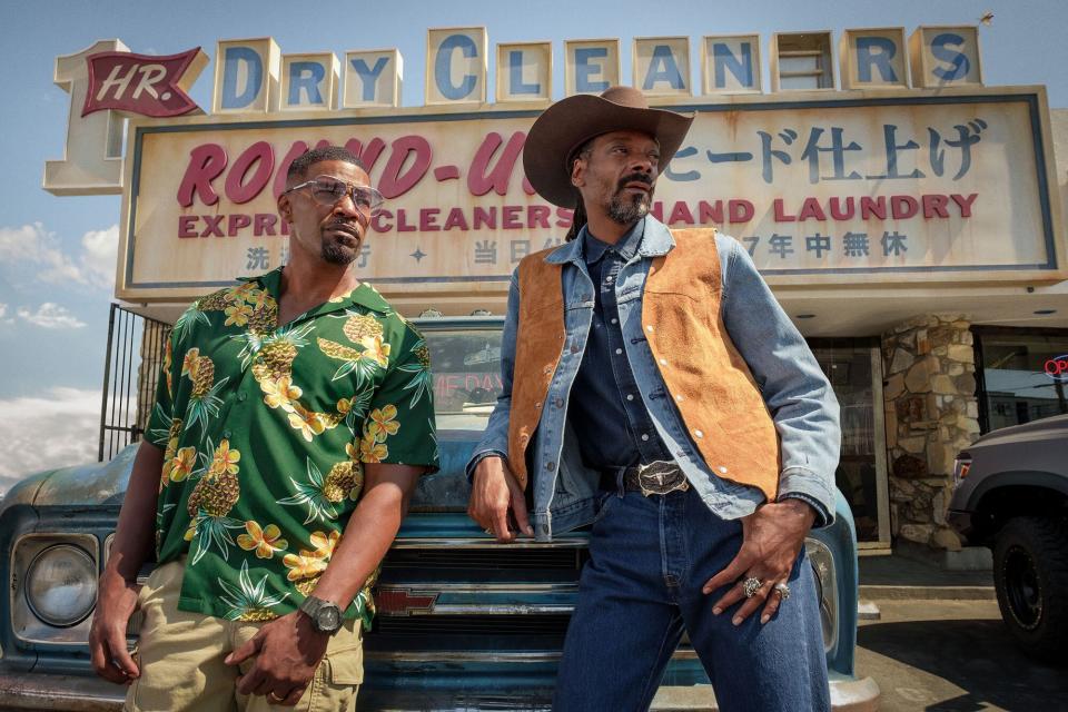 Jamie Foxx as Bud and Snoop Dogg as Big John in Day Shift.